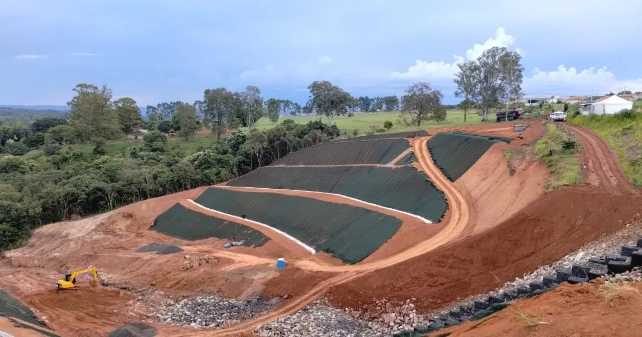 Biomanta antierosiva em área minerada